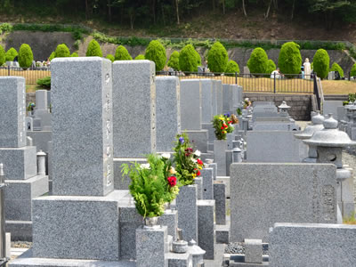 岡山市北区の岡本石材有限会社では、石材、墓石、墓地管理、清掃のことならお任せください。